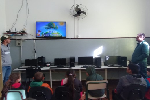 PALESTRA NA ESCOLA DO BAIRRO LAJEADO DESTACA IMPORTÂNCIA DA SEMANA DO MEIO AMBIENTE PARA OS ALUNOS